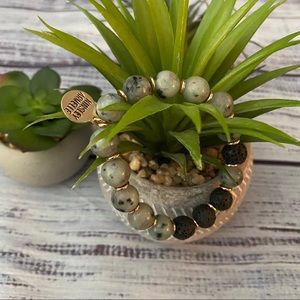 Kinsley Armelle Bracelet Sesame Stone w Lava Rock
